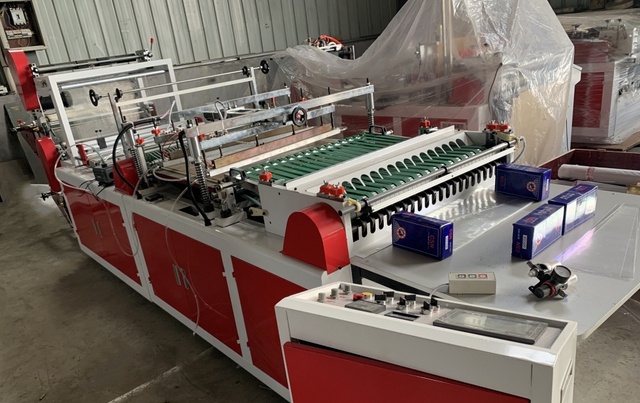 Machine de d&eacute;coupe de sacs de fleurs en plastique